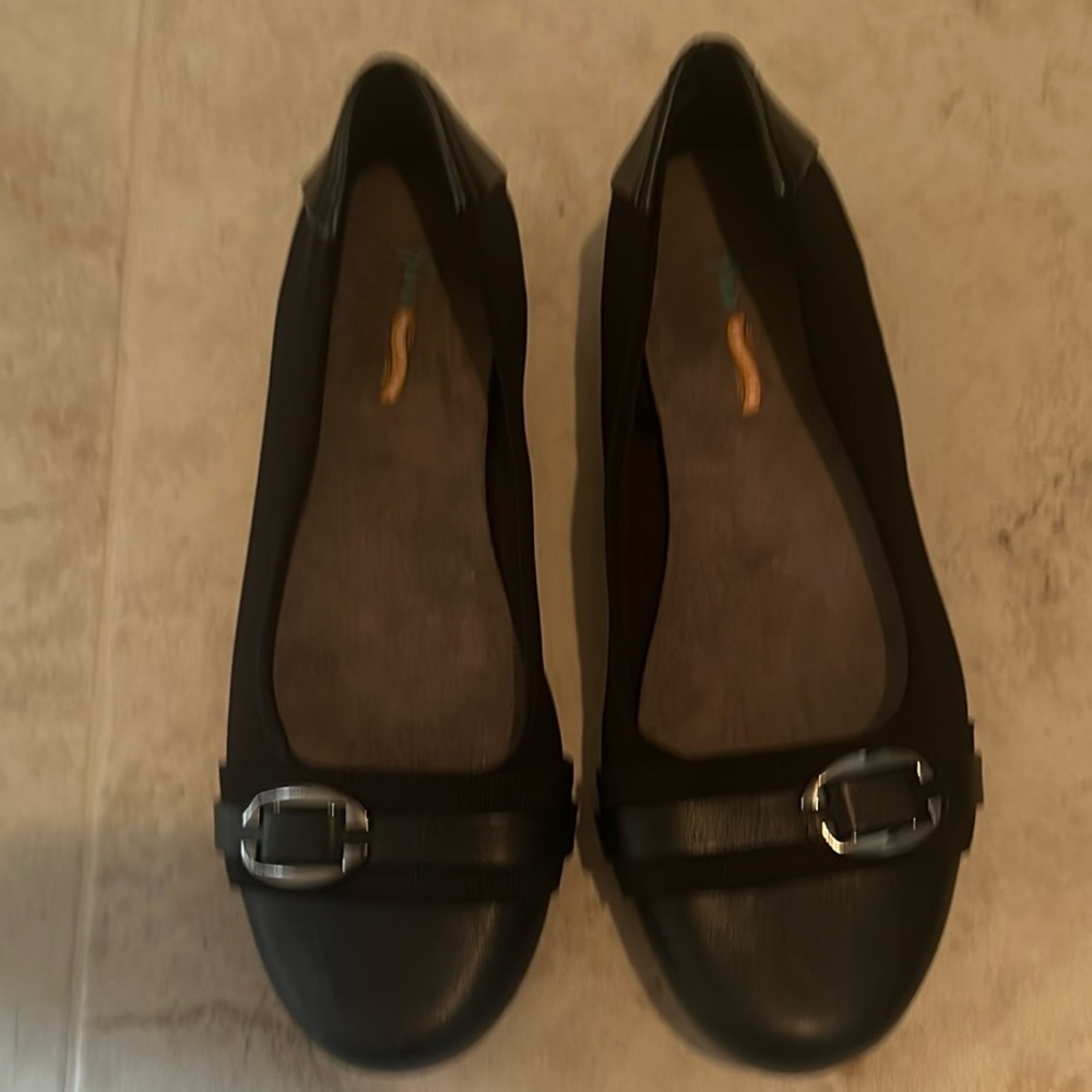 Yuu Mirey memory foam shoe.